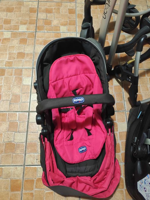 conjunto Chicco com estrutura de carrinho + 1ovos/cadeiras auto e carrinho bebe (um preto e um rosa).