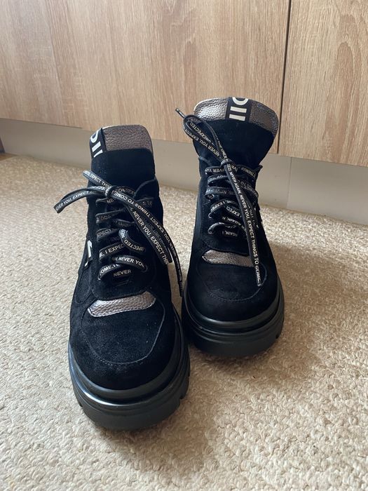 Замшеві чобітки / кросівки