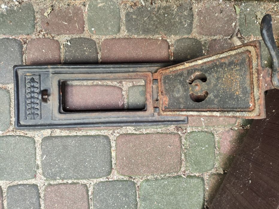 Drzwiczki do kominka pieca.