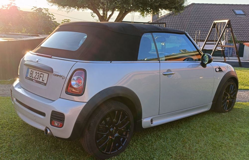 Carro icónico descapotável desportivo
