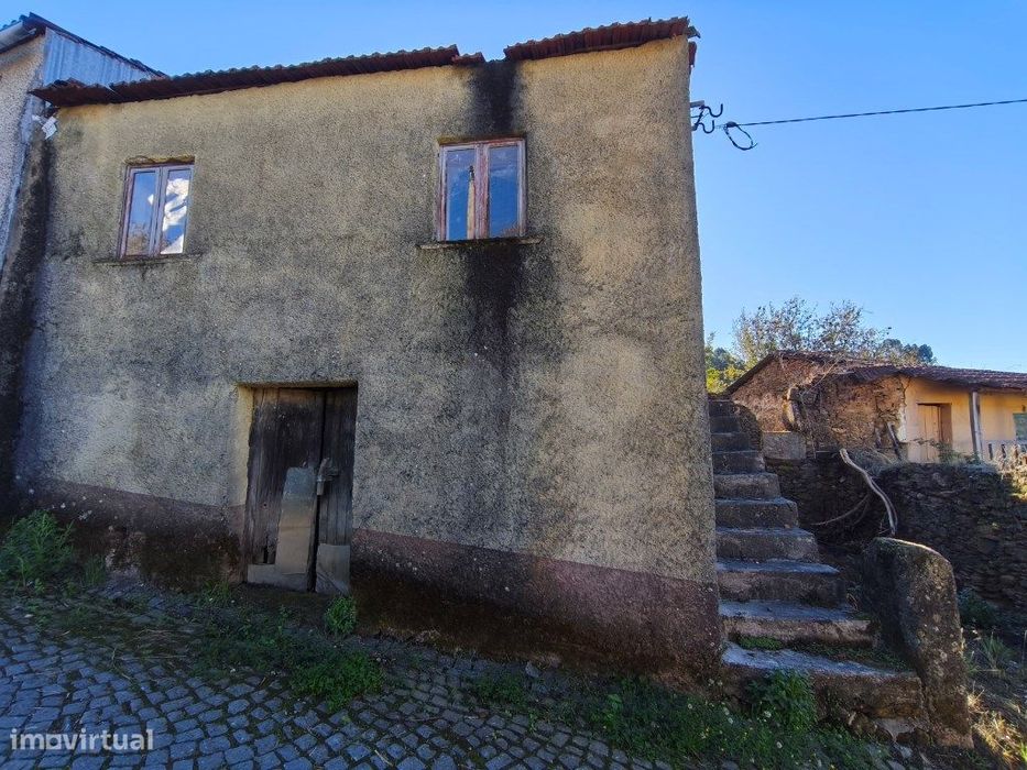 Ruina com terreno, no coração de aldeia tranquila e muito próxima d...