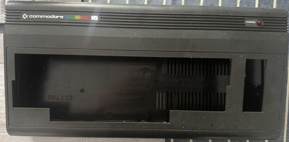 Commodore 16 Obudowa plus śrubki