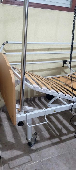 Cama articulada eletrica e colchão hospitalar anti-escaras.