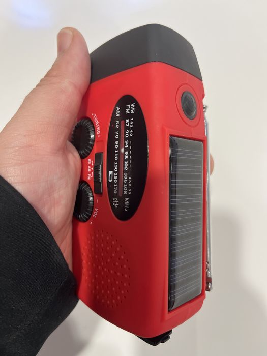 Radio de emergencia com lanterna e powerbank