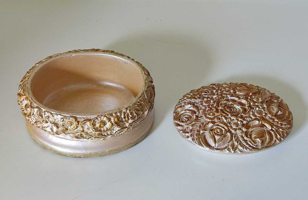 Pequeno guarda joias em marfinite circular tampa amovível