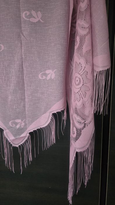 Modna koronkowa chusta z frędzlami