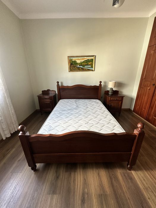 Cama de casal em madeira maciça + 2 mesas de cabeceira + colchão