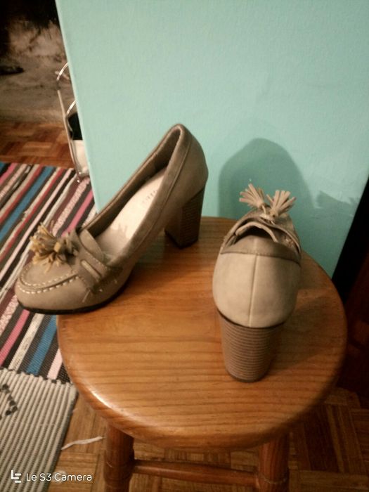 Sapatos salto alto, côr beje, camurça, como novos!