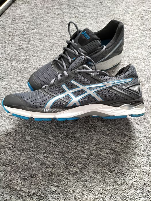 Buty sportowe Asics.