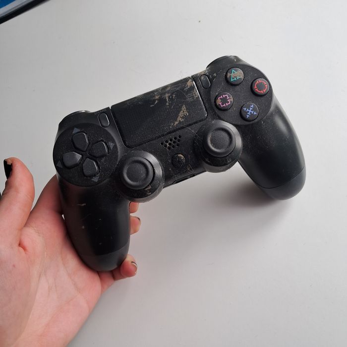 PS4 + gry + pad + kabel HDMI