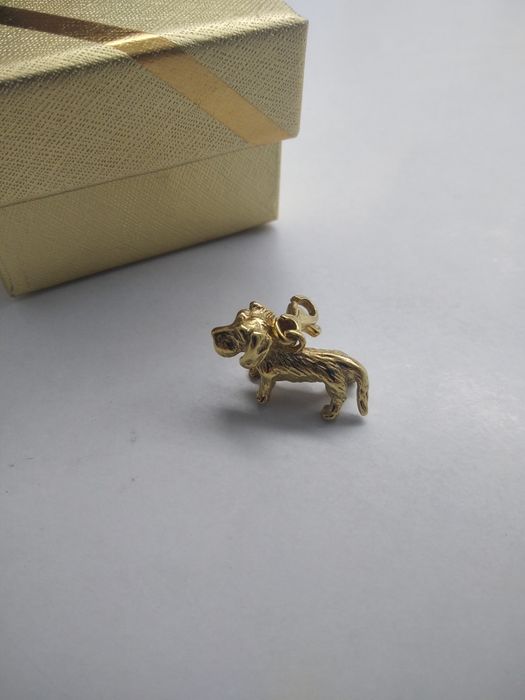 Złoty wisiorek charms piesek złoto 333  64
