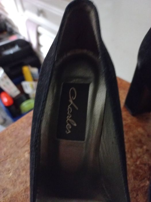 Sapatos novos em camurça preta Charles