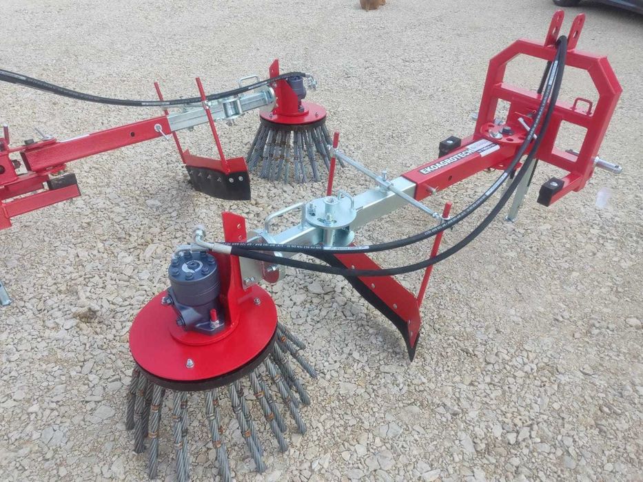 Odchwaszczacz hydrauliczny do kostki krawężników szczotka