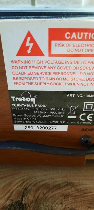 Проигрыватель виниловых пластинок.