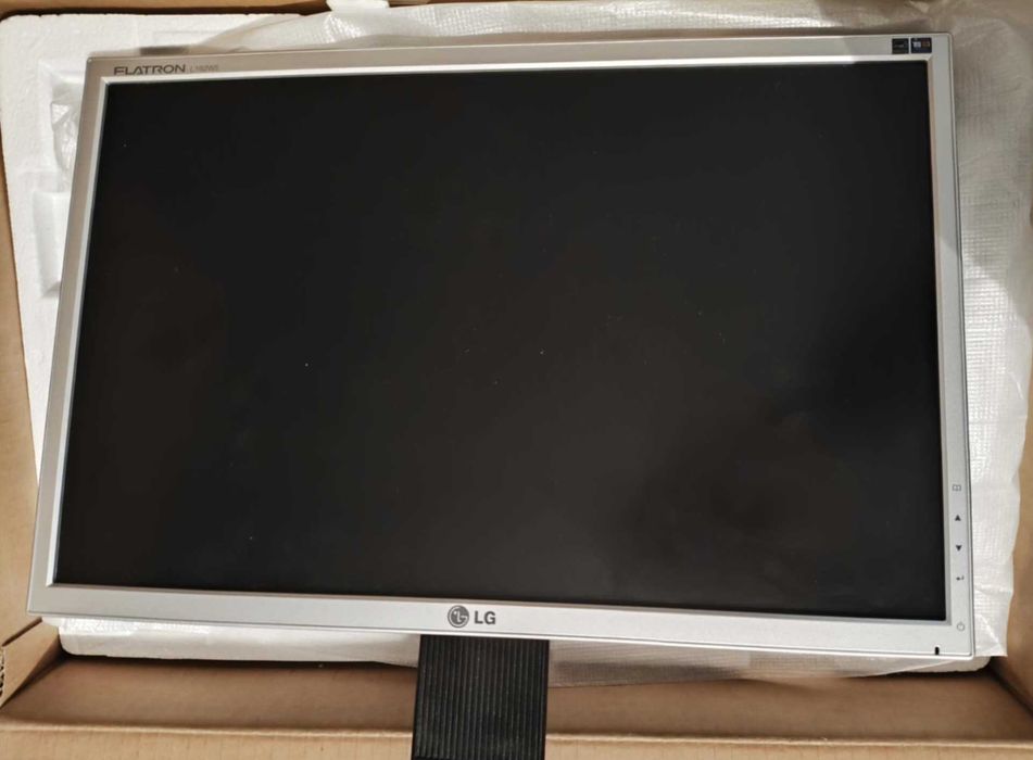 Monitory 2 szt. (razem) uszkodzone sprzedam