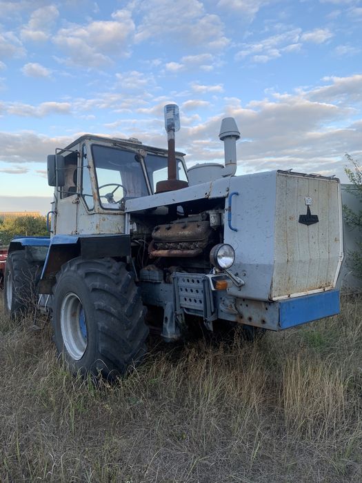 Трактор Т-150 з дісковою і плугом