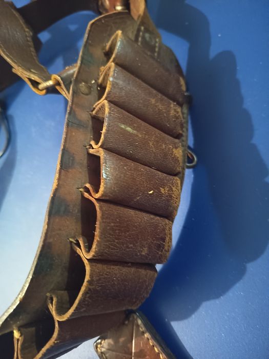 Conjunto colete/cartucheira/boné de caça