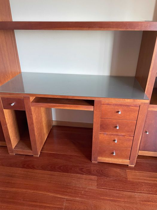 Móvel com secretária embutida