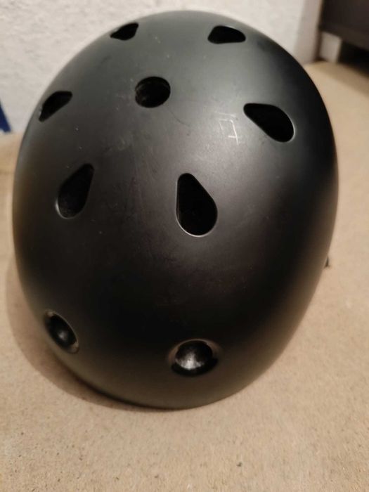 Capacete preto adulto para bike, patins e trotinetes com pouco uso.