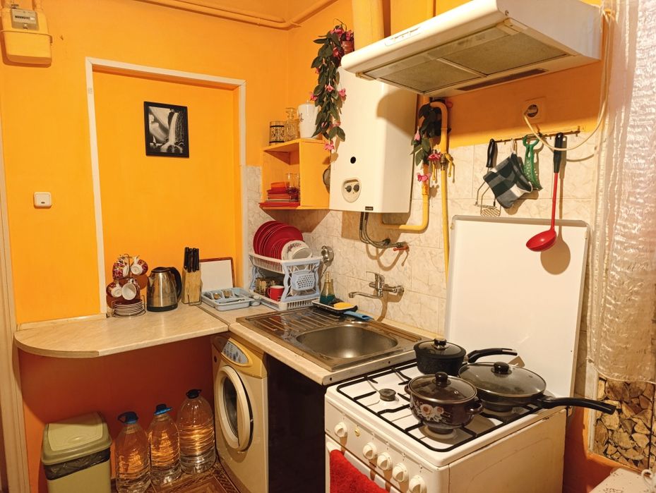 Сдаётся от хозяики 1 ком . квартира  в близи ЖД .5 спальных мест.