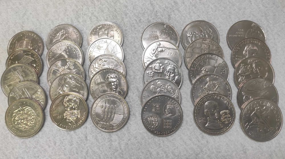 Conjunto de 30 moedas 15x 100$ + 14x 200$ +1x 250$  comemorativas
