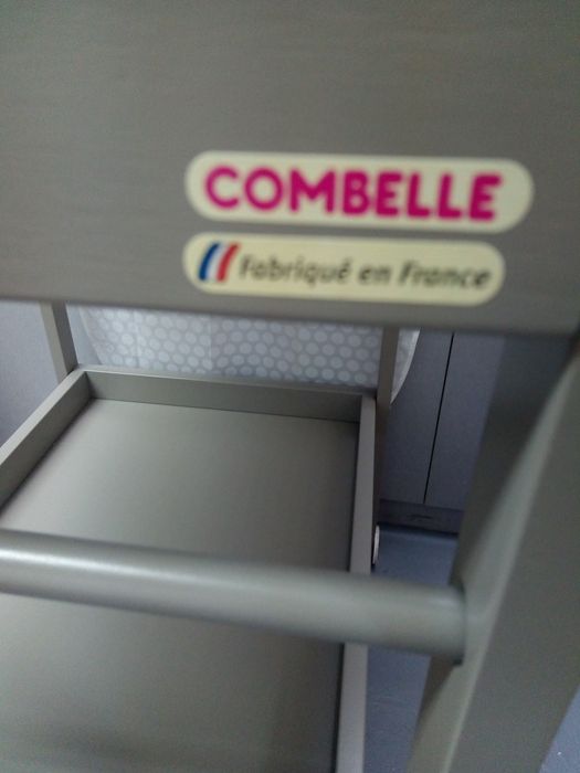 Mesa bebê muda fraldas e esterilizador de biberões