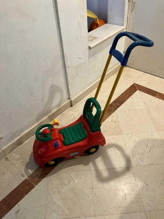 Carrinho Chicco Ride On Infantil com Empurrador e Compartimento