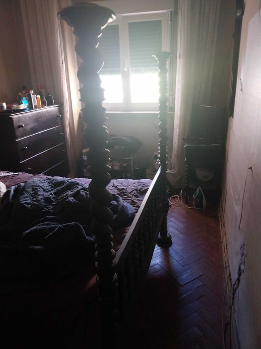 Cama antiga em pau preto - cabeceira entalhada