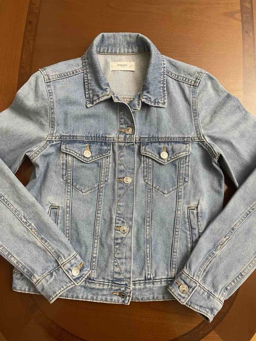 Жіноча джинсова курточка Mango.