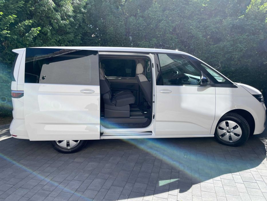 Nowy Bialy VW Multivan T7 - 7 osob do wynajecia z Kierowca na Wesela, imprezy, przejazdy VIP Zielona Gora