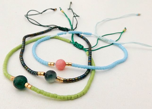 Pulseiras femininas de pulso delicadas e vistosas com look divinal