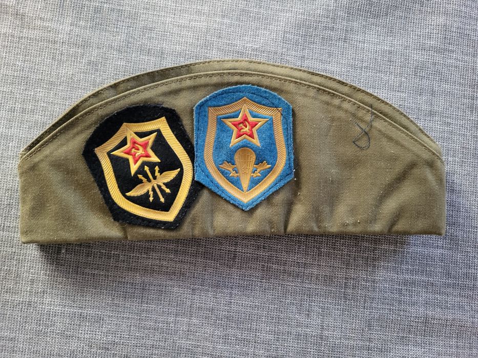 Furażerka Radziecka z odznakami i naszywkami
