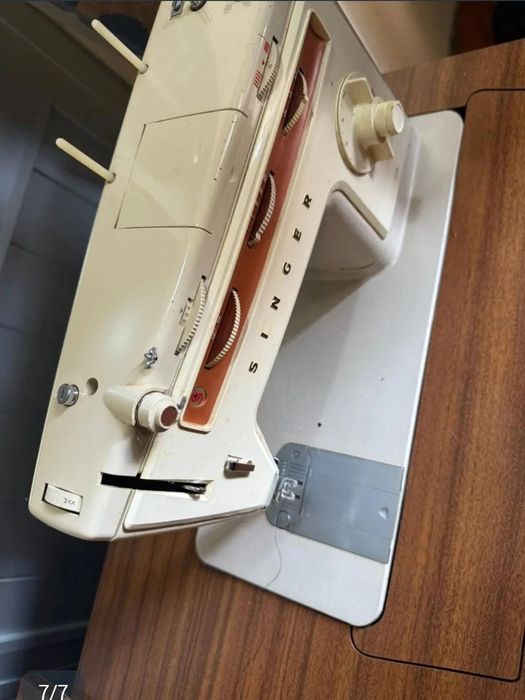Máquina de costura Singer com móvel