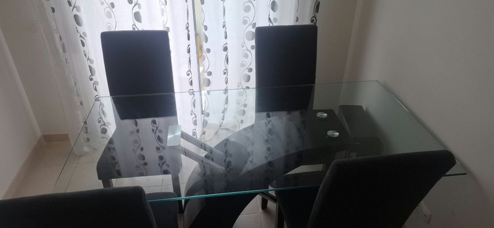 Mesa de jantar em vidro com 4 cadeiras estofadas