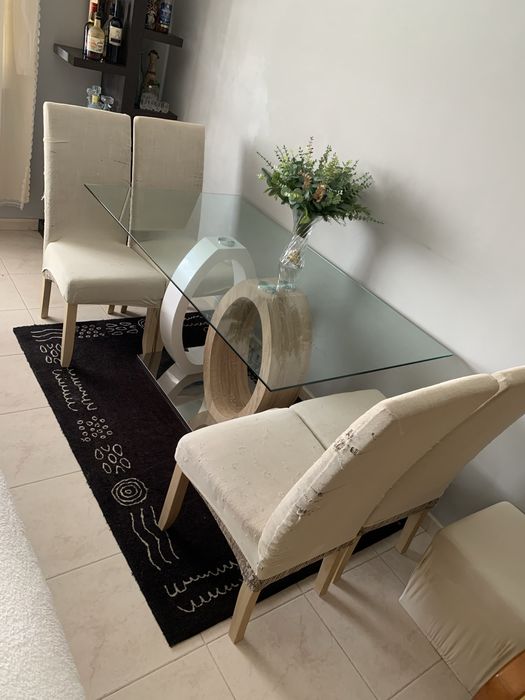Mesa e quatro cadeiras