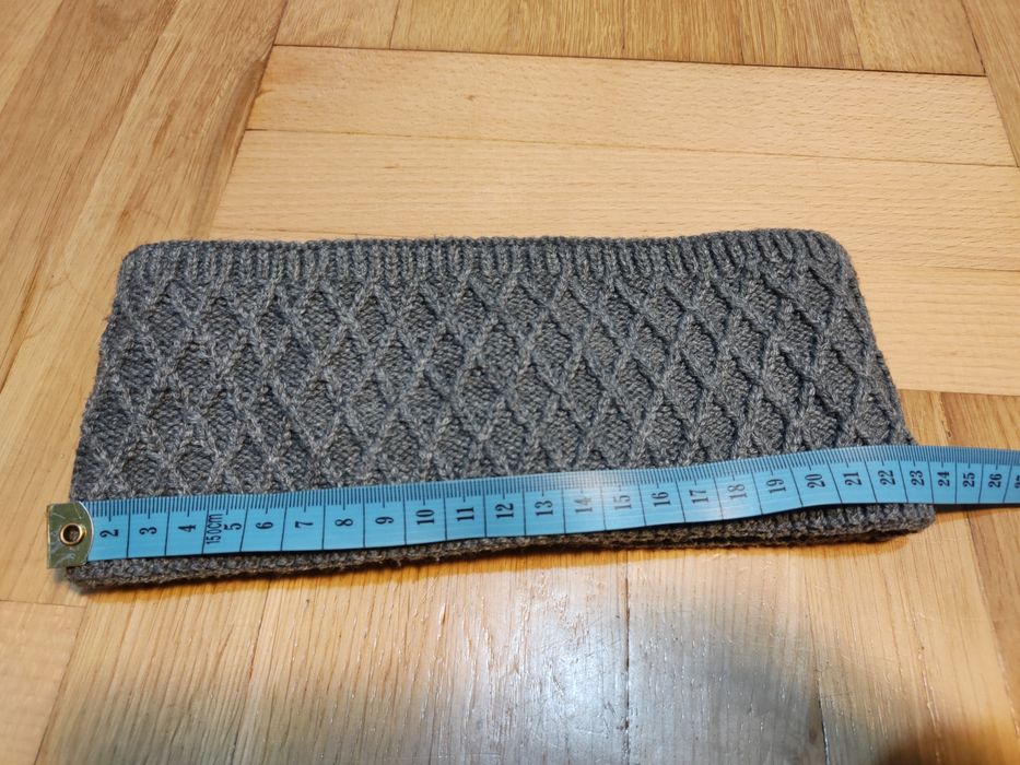 Popielata ciepła opaska na głowę z wełną