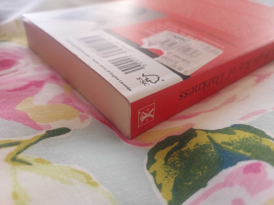 Livro "A bright ray of darkness" de Ethan Hawke