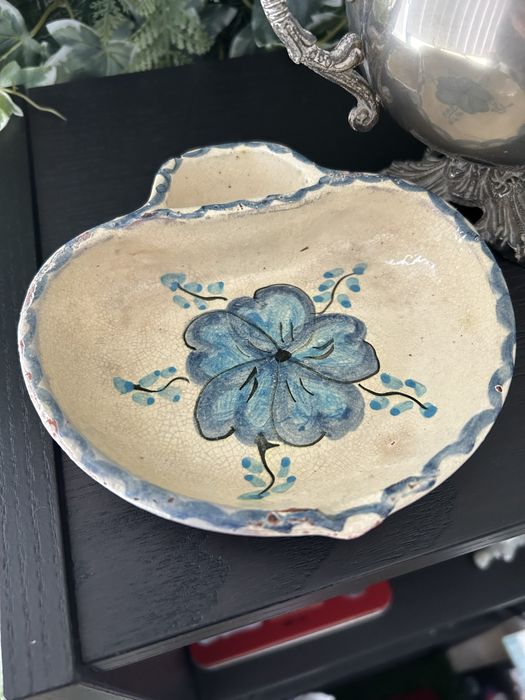 Cinzeiro com motivos florais