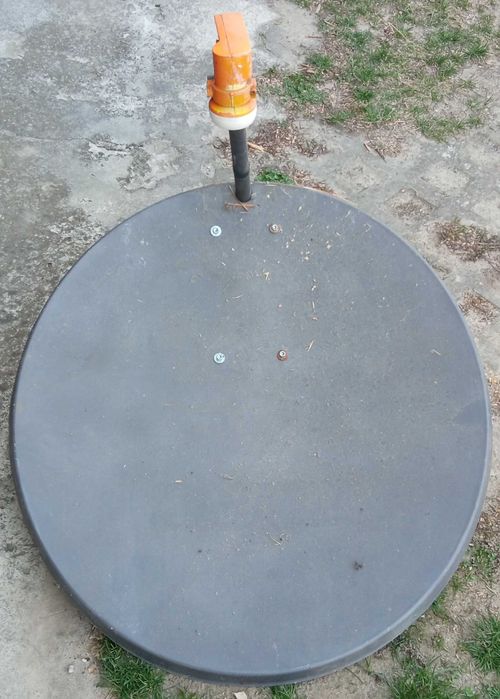 Antena satelitarna z uchwytem