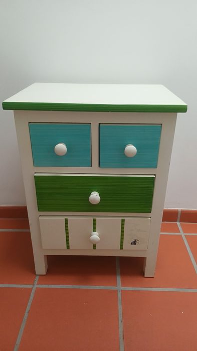 Mesa de cabeceira de crianca