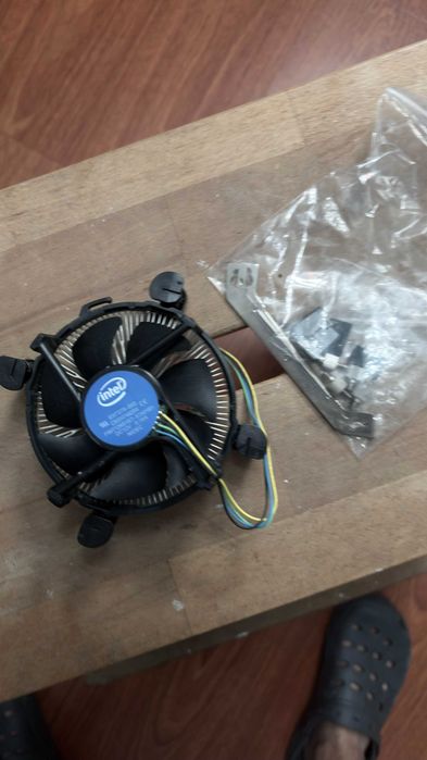 Dissipador / Ventoinha Intel para CPU + acessórios