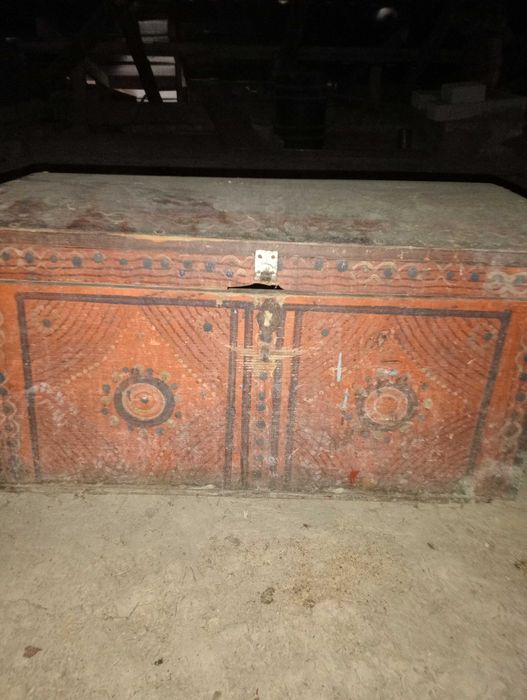 продам стровинний сундук з малюнками розпис по місту дешево