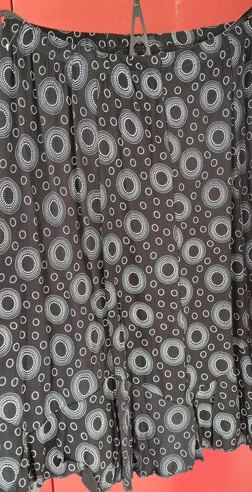 Spódnica damska na gumce,,czarna w białe wzory ,4XL