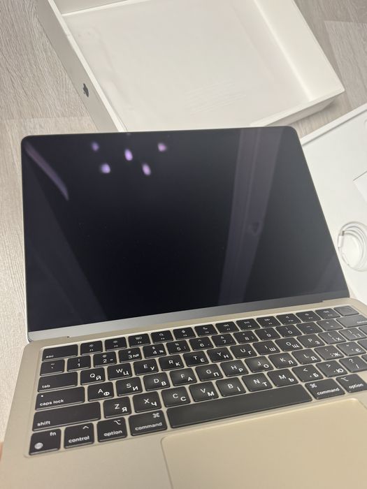 macbook air 13 m3 (2024) 8/256 офіційний 92% акумулятор