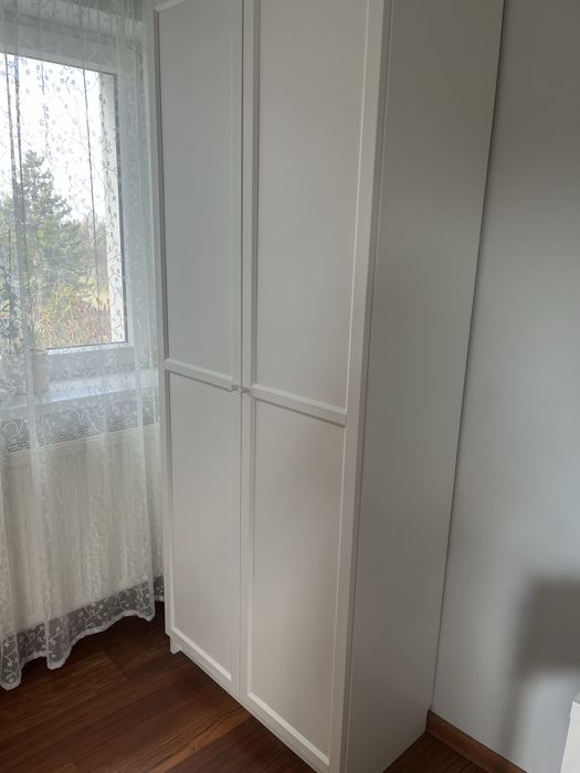 Biała szafa na rzeczy lub ubrania