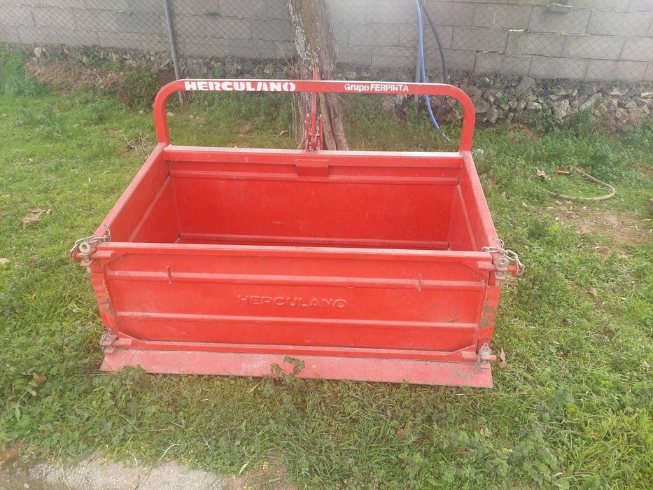 Caixa de carga com descarregamento.