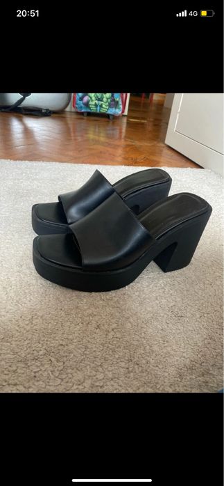 Sapatos pretos de salto alto