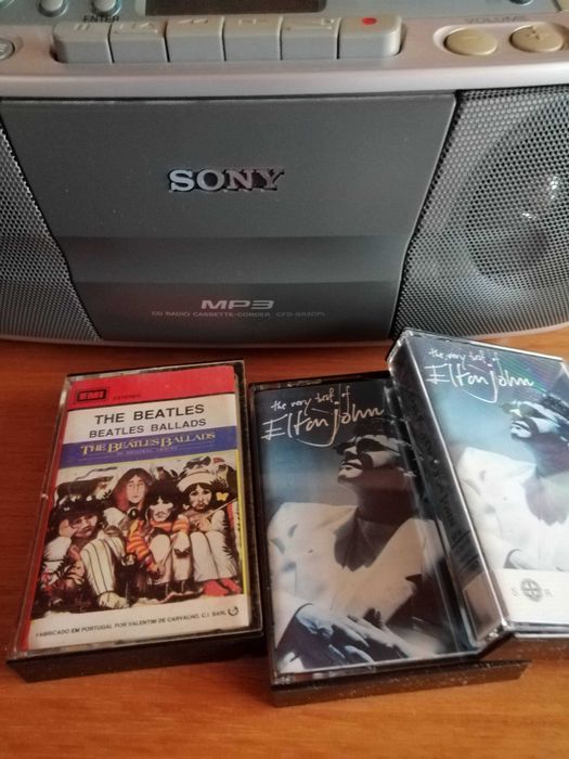 Cassetes - 1 Beatles e 2 Elton John