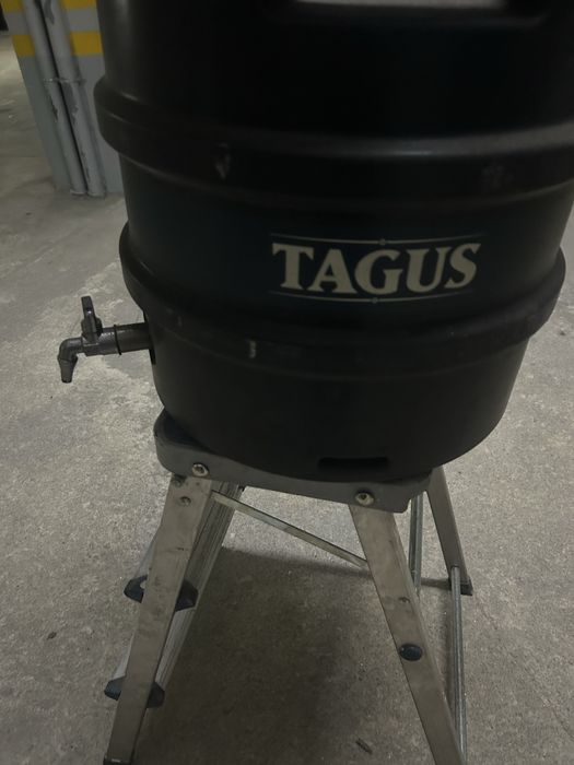 Barril com torneira e avertura em cima