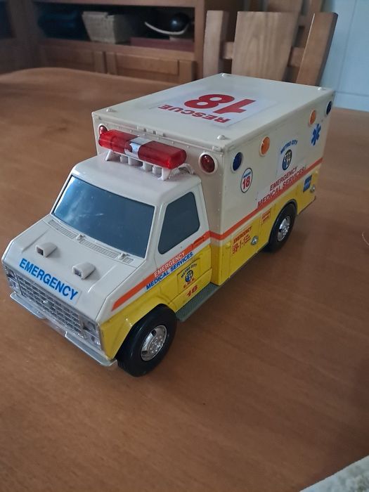 “Vintage Ambulância Rescue 18 Funrise 1992 luzes e som”